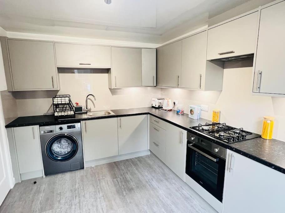 Superb 2 Bedroom Apartment With Free Parking Edinburgh Exterior foto